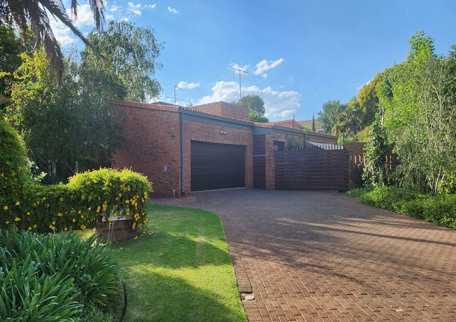 Beautiful Pomegranate Self-Catering Exterior - Brick building with lush gardens and paved driveway