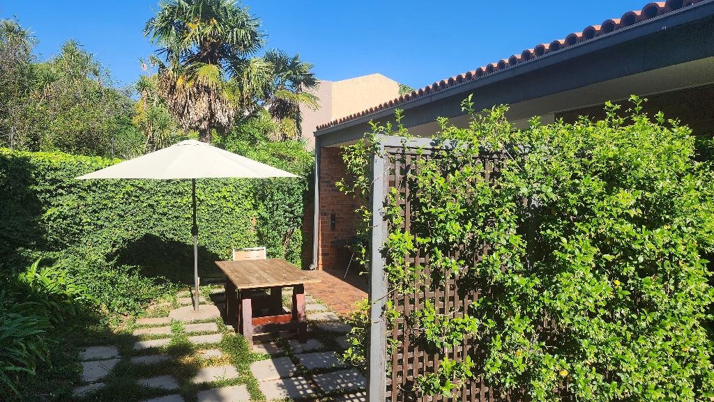 Garden Area - Outdoor dining with beautiful landscaping