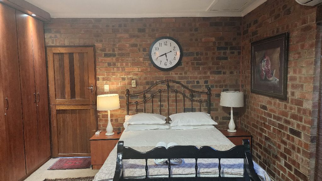 Rustic Room - Charming brick walls with classic furnishings and cozy atmosphere